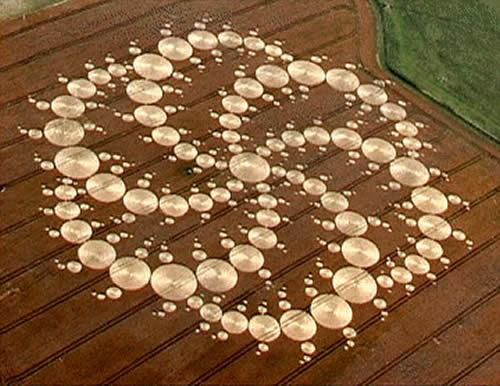 Il Crop Circle di Milk Hill, Wiltshire, 12 Agosto 2001, formato da 409 cerchi, considerato il pi&ugrave; grande e complesso cerchio nel grano di tutti i tempi