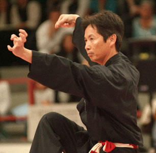 Il Maestro Bao Lan esegue un Quyen (forma)