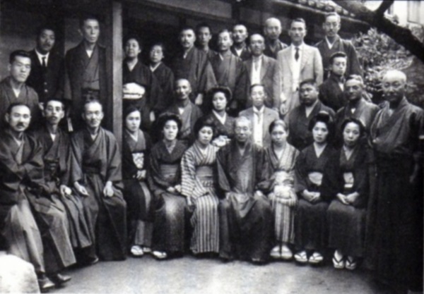 Un gruppo di studenti intorno al Maestro Mikao Usui