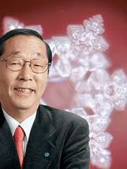 Masaru Emoto e la sua tecnica di fotografia dei cristalli d'acqua. Trattamento Reiki all'acqua. Reiki, acqua, bevande, energia. Reiki tra Padova e Venezia