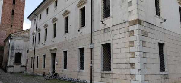 Castelfranco Veneto, Palazzo del Monte di Pietà. A 45 minuti da Castelfranco Veneto corsi e seminari Reiki nel Centro Olistico Tolteca a Dolo (Venezia)