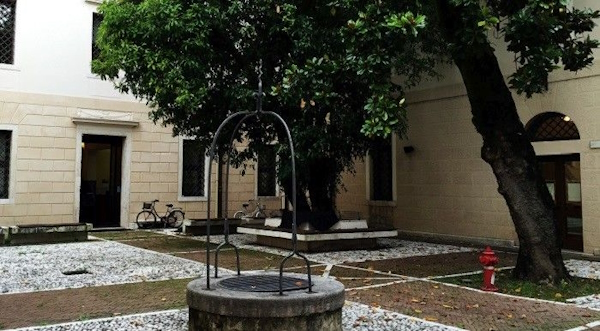 Palazzo del Monte di Pietà di Castelfranco Veneto. Dario Canil e il Centro Olistico Tolteca presentano corsi e seminari Reiki a Dolo (Venezia), vicino a Castelfranco Veneto, in Veneto.