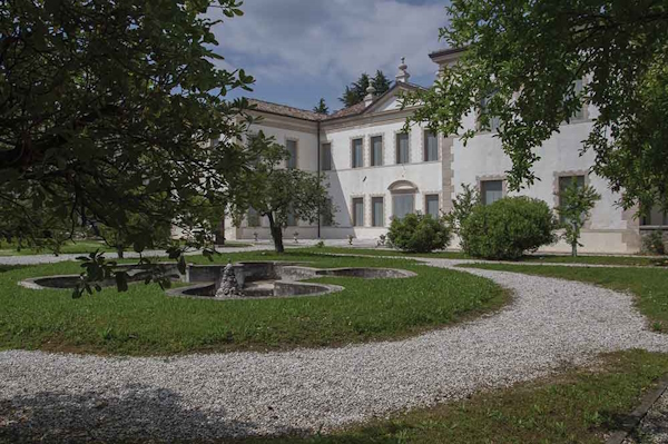 Montebelluna, la Villa Correr Pisani. A 55 minuti da Montebelluna corsi e seminari Reiki nel Centro Olistico Tolteca a Dolo (Venezia)