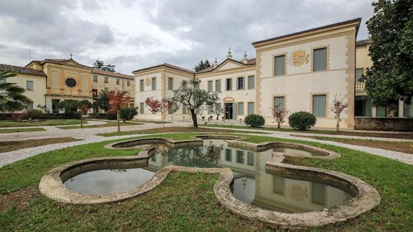 la Villa Correr Pisani di Montebelluna. Dario Canil e il Centro Olistico Tolteca presentano corsi e seminari Reiki a Dolo (Venezia), vicino a Montebelluna, in Veneto.