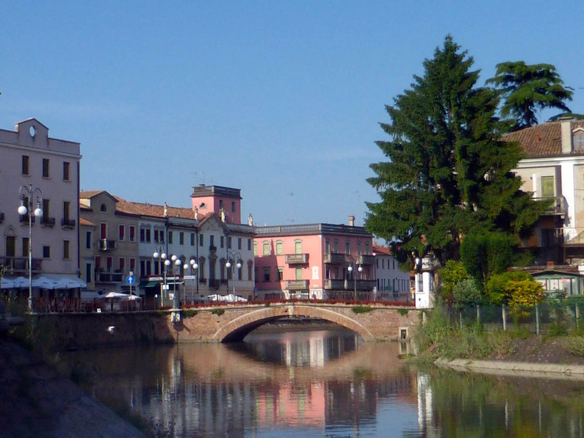 Piazze, edifici storici e Canal Bianco nel centro storico di Adria.