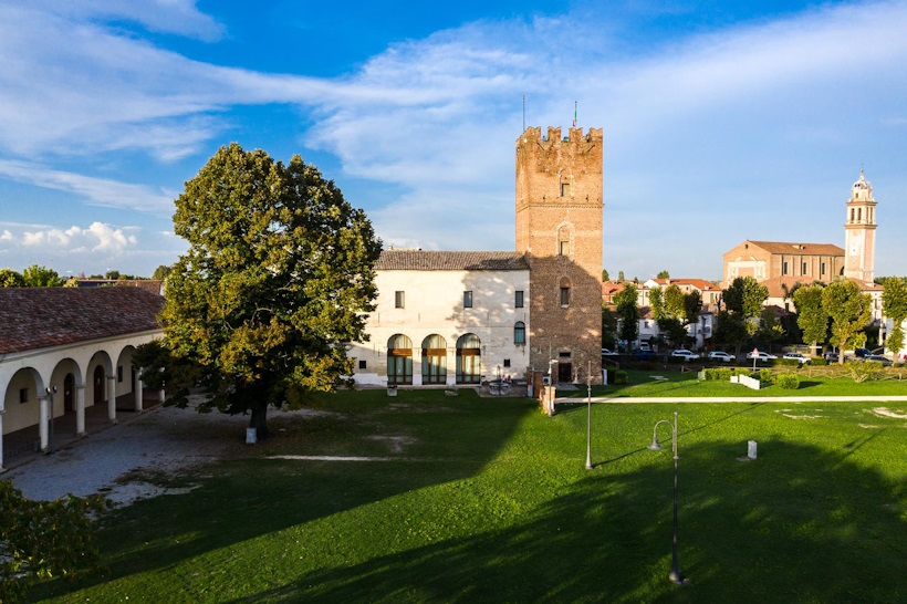 Arquà Polesine, centro storico e Castello Estense in provincia di Rovigo.