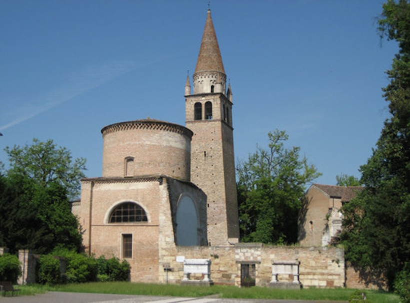 Il chiostro e il campanile dell'Abbazia della Vangadizza a Badia Polesine.