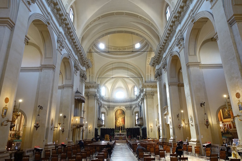 Interno del Duomo di Rovigo con le sue opere d'arte e gli altari.