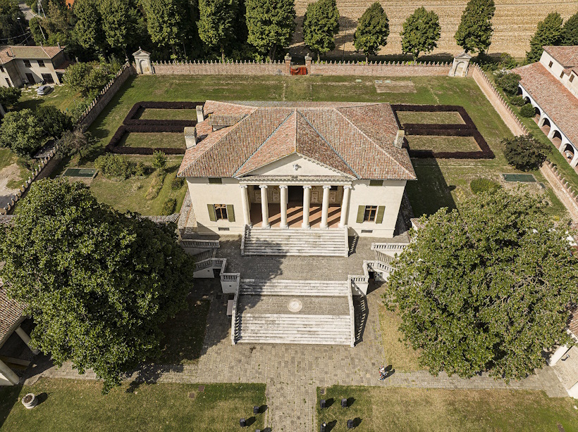 Luoghi memoriabili di Rovigo: Fratta Polesine: Villa Badoer. Dario Canil presenta corsi e seminari Reiki vicino ad Fratta Polesine: Villa Badoer, a Dolo (Venezia).