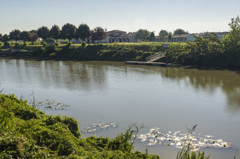 Navigazione sul Canalbianco in provincia di Rovigo.