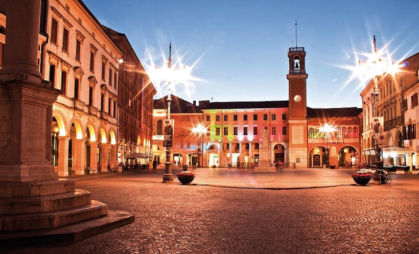 Luoghi memoriabili di Rovigo: Piazza Vittorio Emanuele II. Dario Canil presenta corsi e seminari Reiki vicino a Piazza Vittorio Emanuele II, a Dolo (Venezia).