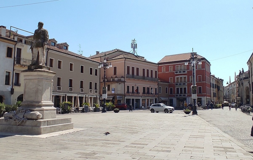 Piazza Vittorio Emanuele II nel centro storico di Rovigo.