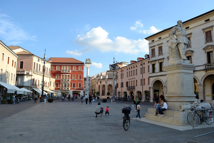 Palazzi storici e atmosfera del centro di Rovigo in Piazza Vittorio Emanuele II.
