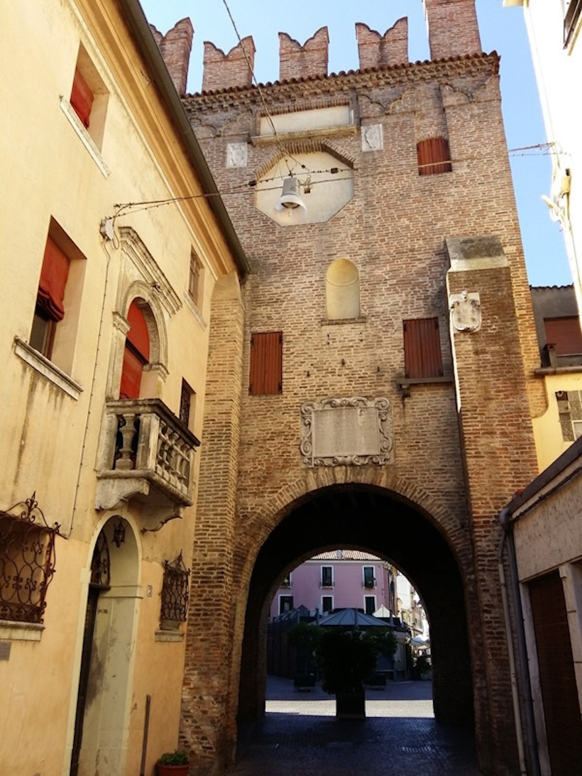 Luoghi memoriabili di Rovigo: Torre Donà. Dario Canil presenta corsi e seminari Reiki a Dolo (Venezia), vicino alla Torre Donà di Rovigo.