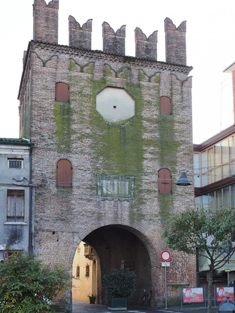 La Porta di San Bortolo nel centro storico di Rovigo.