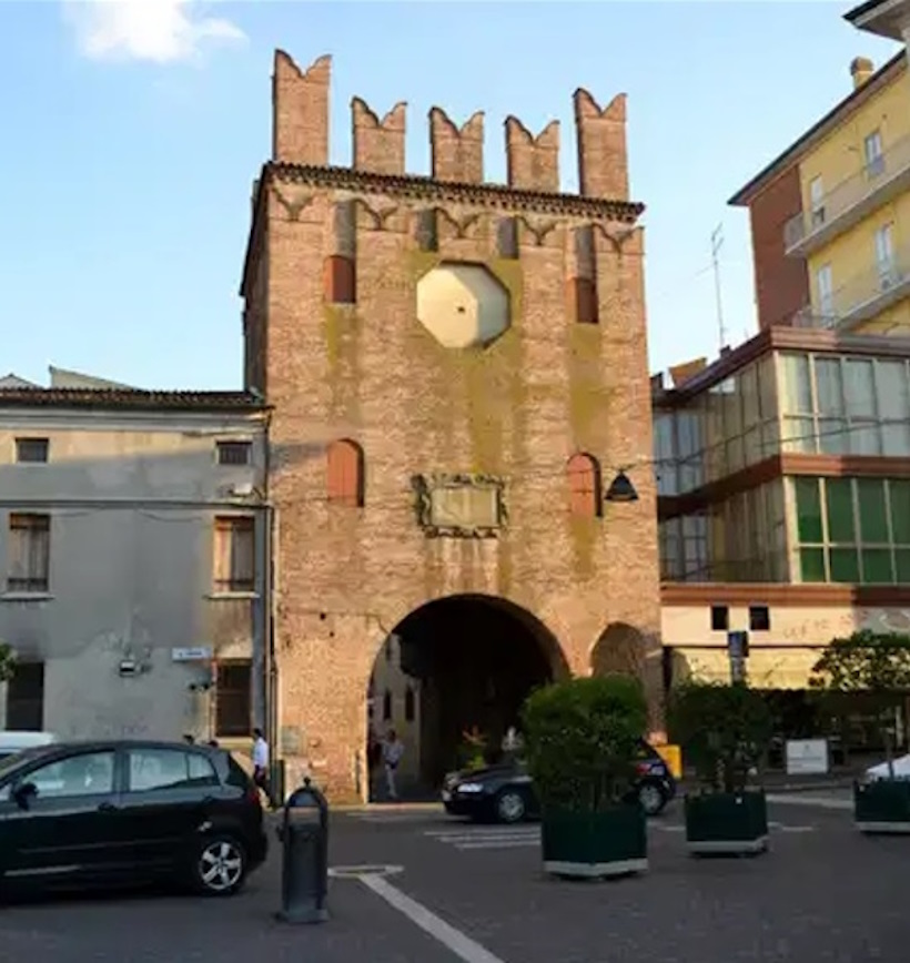 Particolare della Porta di San Bortolo, antico accesso alla città di Rovigo.
