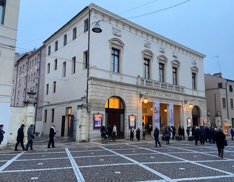 Luoghi memoriabili di Rovigo: Teatro Sociale. Dario Canil presenta corsi e seminari Reiki vicino ad Teatro Sociale, a Dolo (Venezia).