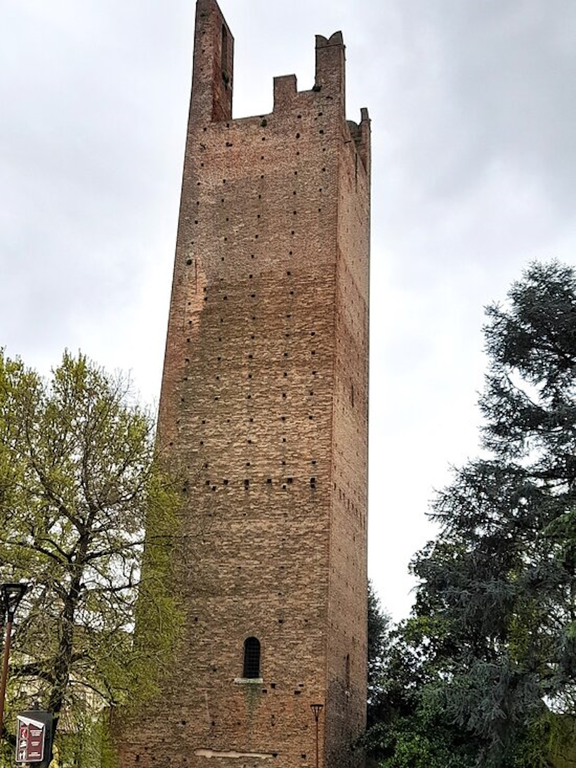La Torre Donà e le antiche mura medievali di Rovigo.