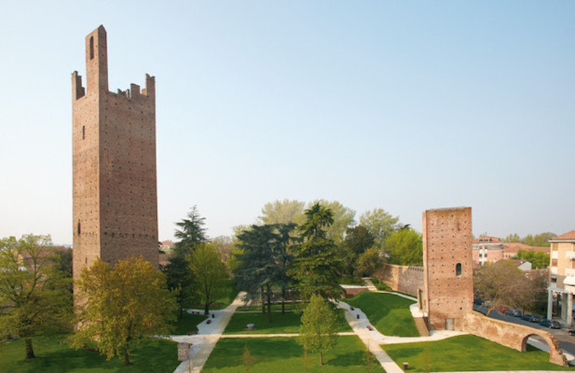 La Torre Donà accanto alla Torre Mozza (Grimaldi) nel centro storico di Rovigo.