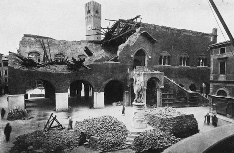 Palazzo dei Trecento a Treviso in una foto storica dopo i bombardamenti della seconda guerra mondiale. Reiki, meditazione e crescita personale vicino Treviso.