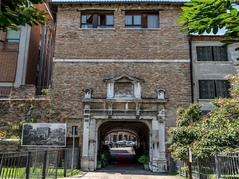 Luoghi memoriabili di Treviso: Il Porta Altinia. Dario Canil presenta corsi e seminari Reiki vicino a Treviso, in Veneto, a Dolo (Venezia).