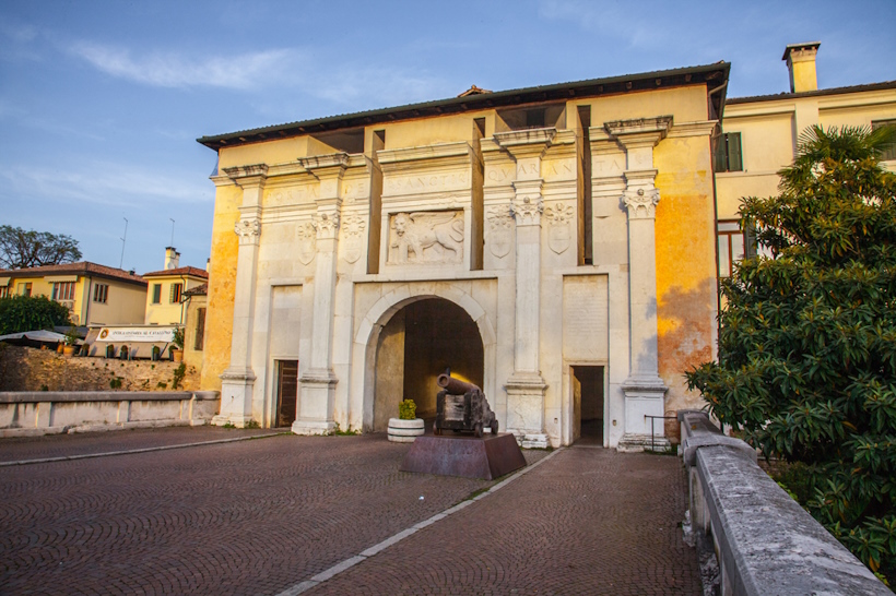 Luoghi memoriabili di Treviso: Il Porta Santi Quaranta. Dario Canil presenta corsi e seminari Reiki vicino a Treviso, in Veneto, a Dolo (Venezia).