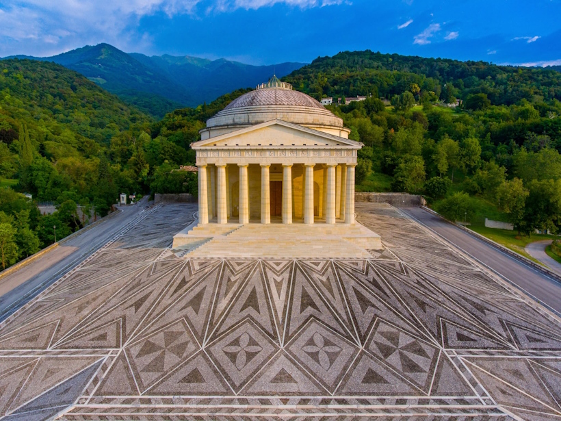 Luoghi memoriabili di Treviso: Il Tempio Canoviano di Possagno. Dario Canil presenta corsi e seminari Reiki vicino a Treviso, in Veneto, a Dolo (Venezia).