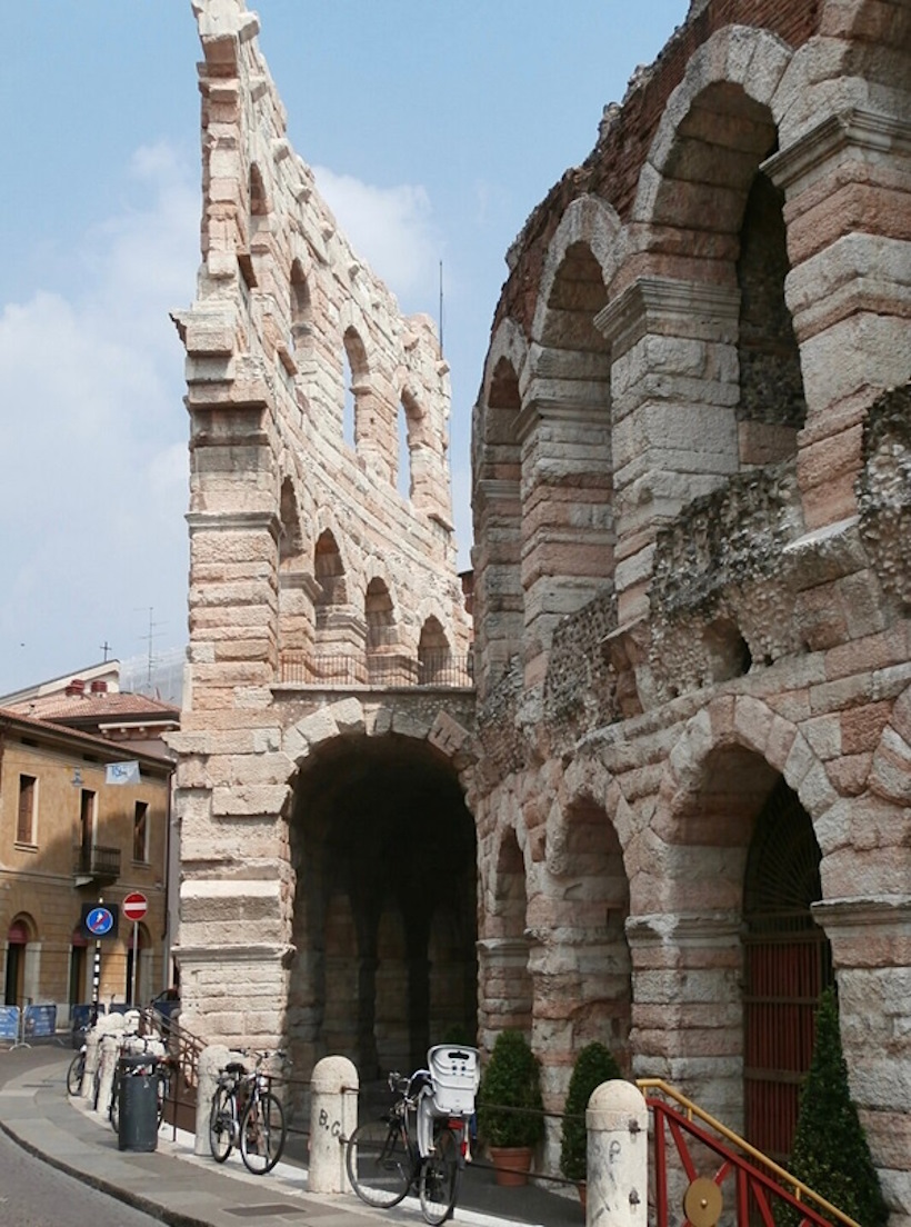 Interno dell’Arena di Verona. Reiki, crescita personale e percorsi di consapevolezza vicino Verona.