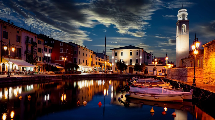 Bardolino sul Lago di Garda vista di sera. Seminari e corsi Reiki vicino Verona a Dolo Venezia.