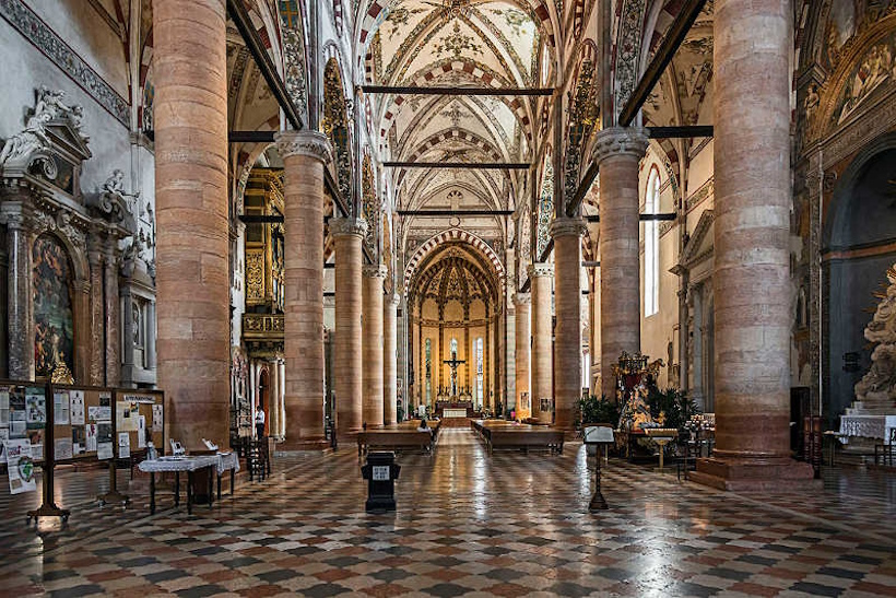 Interno della Basilica di Sant'Anastasia a Verona. Seminari e corsi Reiki vicino Verona a Dolo Venezia.