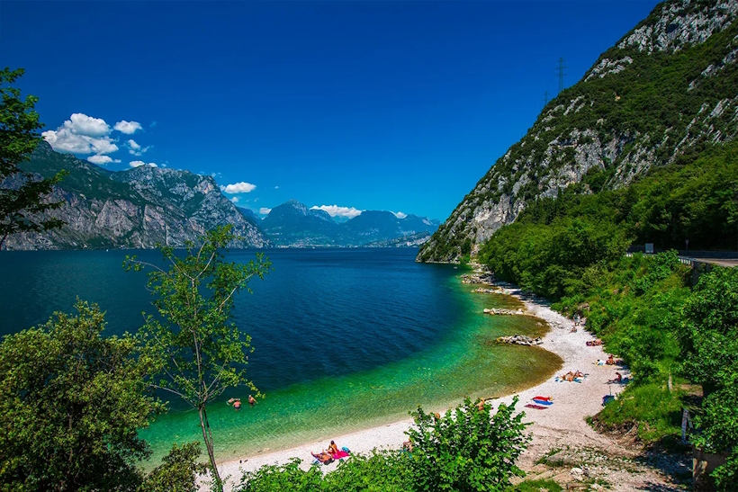 Malcesine sul Lago di Garda, dettaglio del lungolago. Seminari e corsi Reiki vicino Verona a Dolo Venezia.