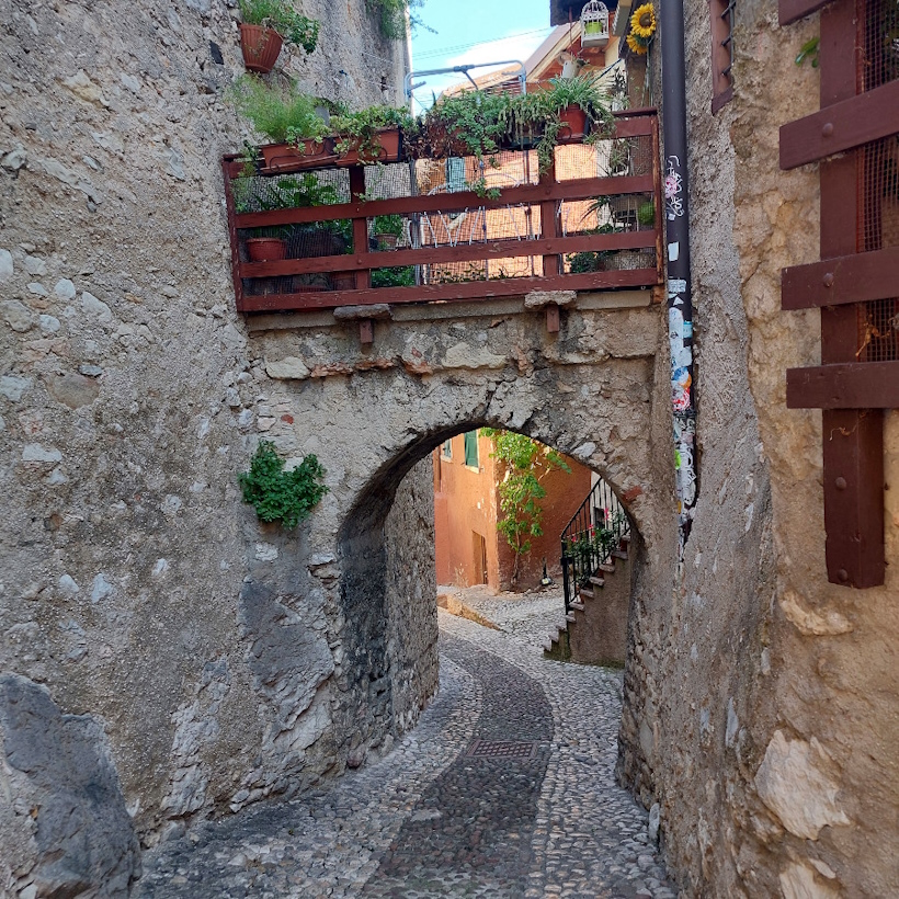 Centro storico di Malcesine. Reiki e crescita personale vicino Verona.