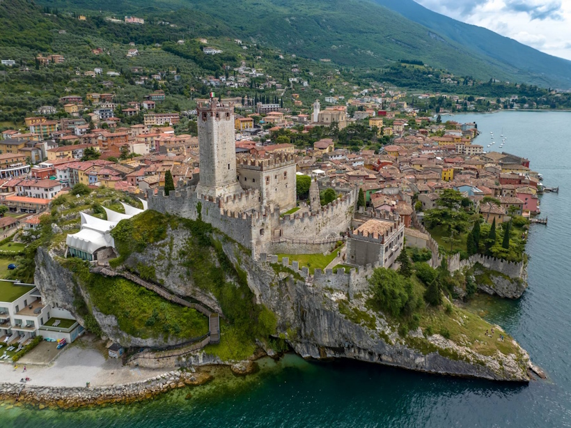 Luoghi memoriabili di Verona: Malcesine, Castello Scaligero. Dario Canil presenta corsi e seminari Reiki vicino ad Malcesine, Castello Scaligero, a Dolo (Venezia).