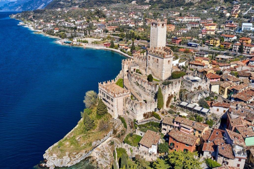 Vista aerea sul Castello Scaligero di Malcesine. Reiki e crescita personale vicino Verona.
