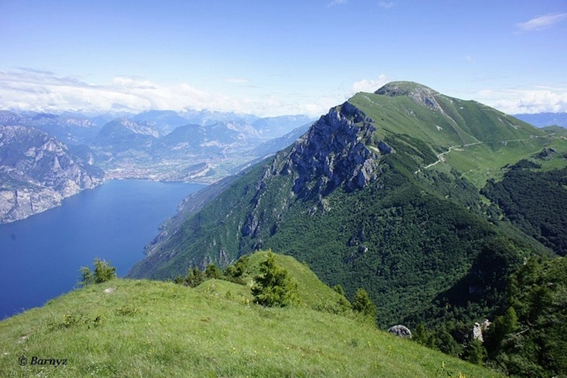 Panorama dal Monte Baldo sul Lago di Garda. Reiki e crescita personale vicino Verona.