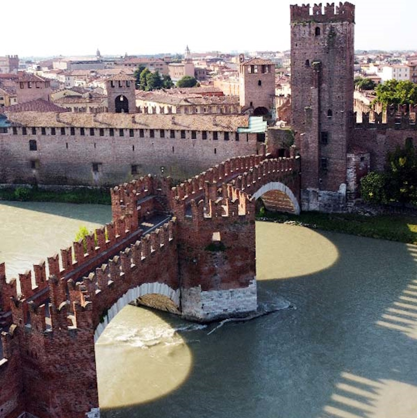 Castelvecchio a Verona lungo il fiume Adige. Seminari e corsi Reiki vicino Verona a Dolo Venezia.