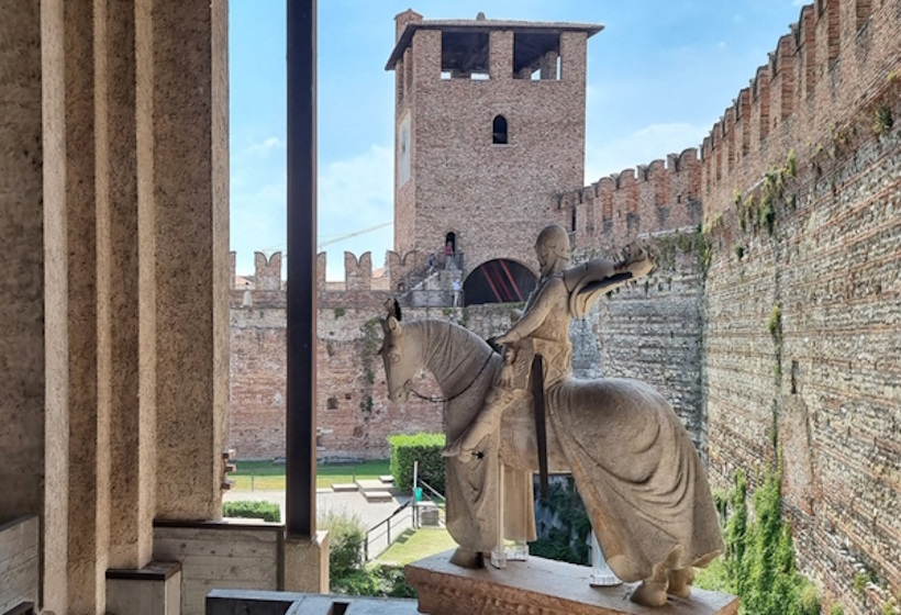 Cortile e mura di Castelvecchio a Verona. Reiki e percorsi di crescita personale vicino Verona.