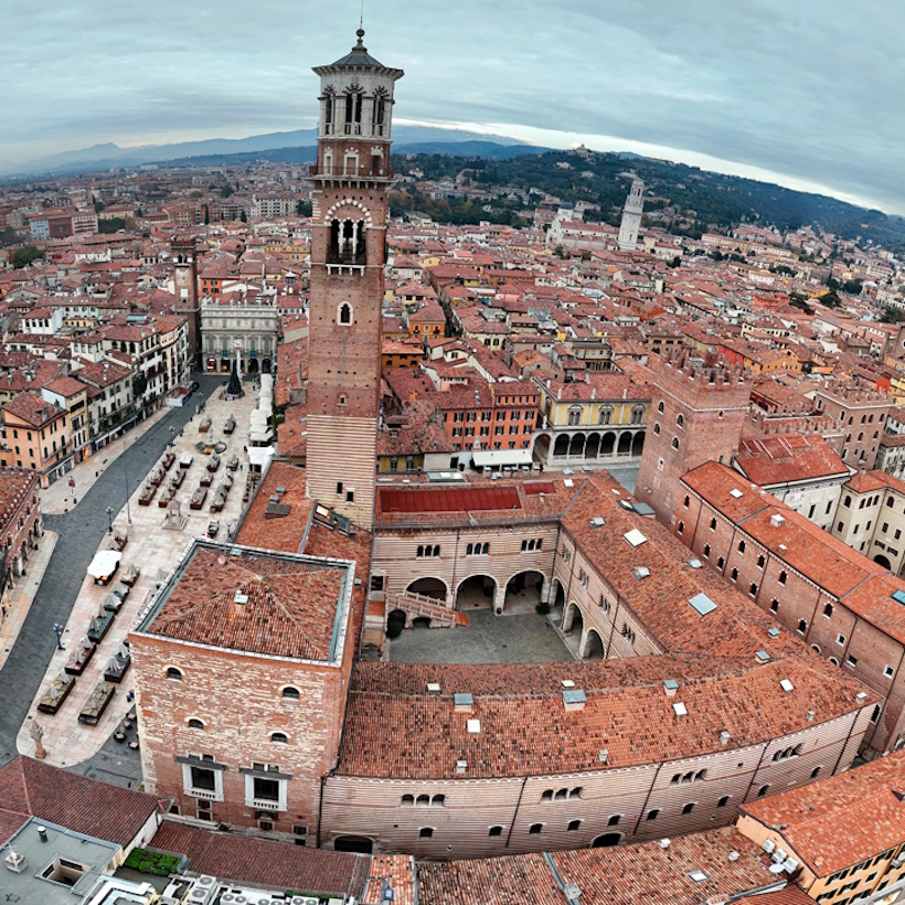 Luoghi memoriabili di Verona: Palazzo della Ragione. Dario Canil presenta corsi e seminari Reiki vicino ad Palazzo della Ragione, a Dolo (Venezia).