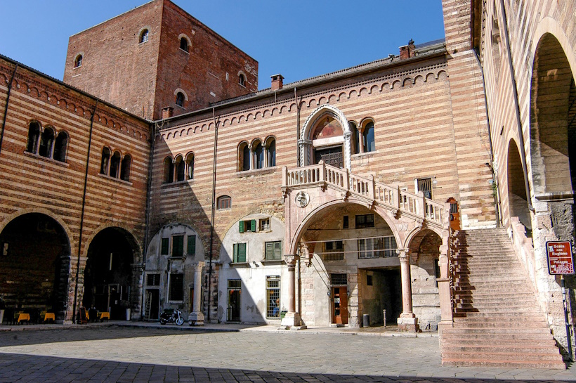 Cortile del Palazzo della Ragione a Verona. Reiki e crescita personale vicino Verona.