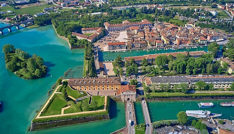 Canali e mura di Peschiera del Garda. Reiki e crescita personale vicino Verona.