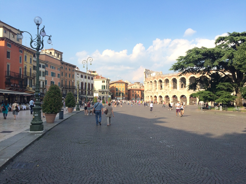 Luoghi memoriabili di Verona: Piazza Brà. Dario Canil presenta corsi e seminari Reiki vicino ad Piazza Brà, a Dolo (Venezia).
