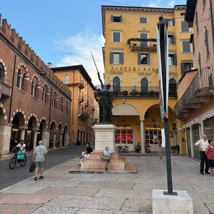 Piazza Bra a Verona. Dario Canil e il Centro Olistico Tolteca presentano corsi e seminari Reiki a Dolo (Venezia), vicino a Verona, in Veneto.