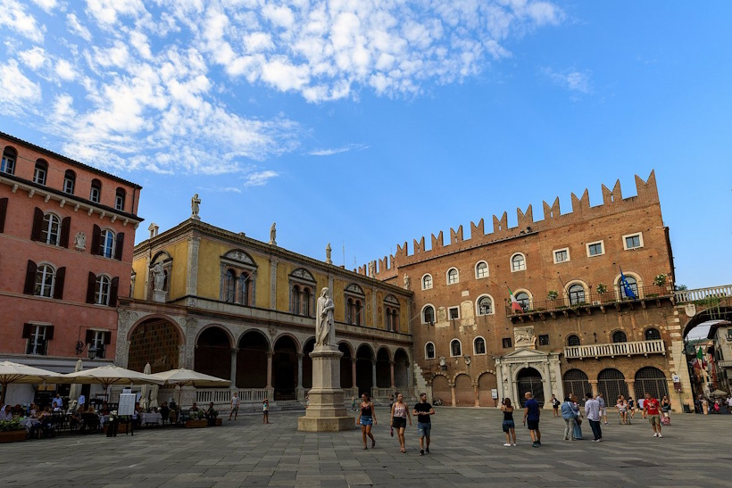 Luoghi memoriabili di Verona: Piazza dei Signori. Dario Canil presenta corsi e seminari Reiki vicino ad Piazza dei Signori, a Dolo (Venezia).