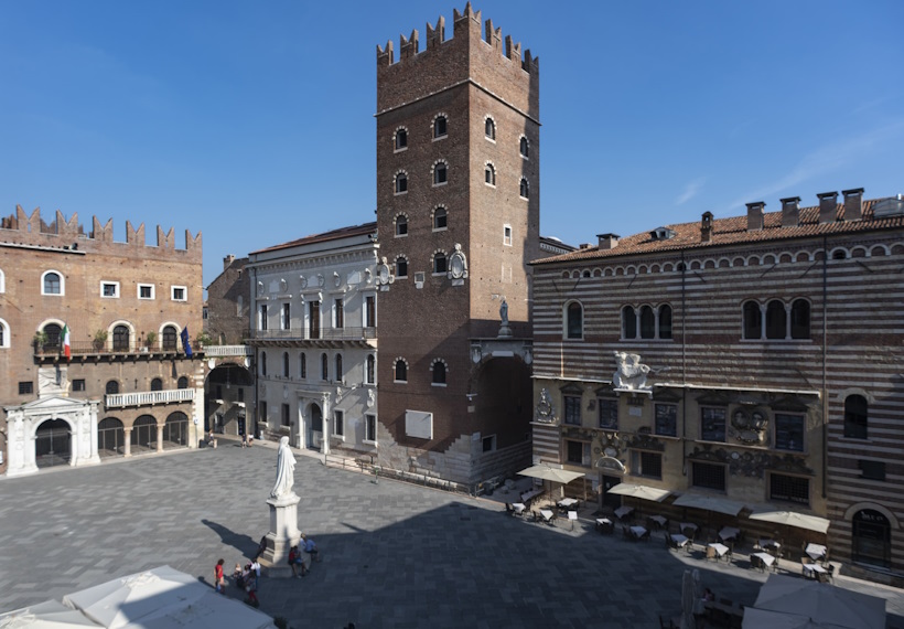 Piazza dei Signori nel centro storico di Verona. Seminari e corsi Reiki vicino Verona a Dolo Venezia.