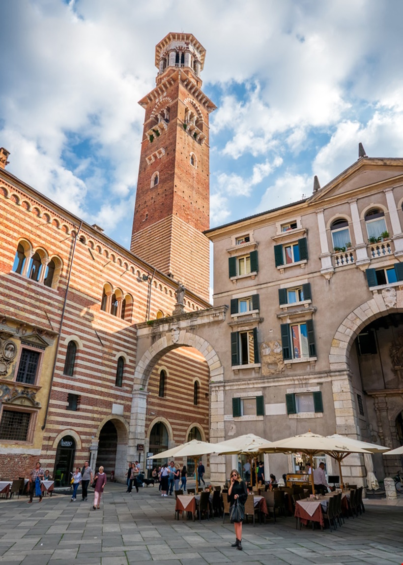 Palazzi storici e monumento a Dante in Piazza dei Signori a Verona. Reiki e crescita personale vicino Verona.