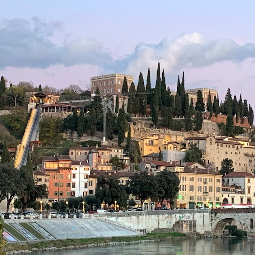 il Piazzale Castel San Pietro a Verona. Dario Canil e il Centro Olistico Tolteca presentano corsi e seminari Reiki a Dolo (Venezia), vicino a Verona, in Veneto.
