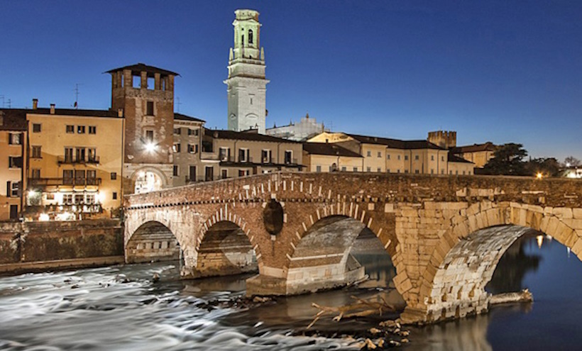 Luoghi memoriabili di Verona: Ponte Pietra. Dario Canil presenta corsi e seminari Reiki vicino ad Ponte Pietra, a Dolo (Venezia).