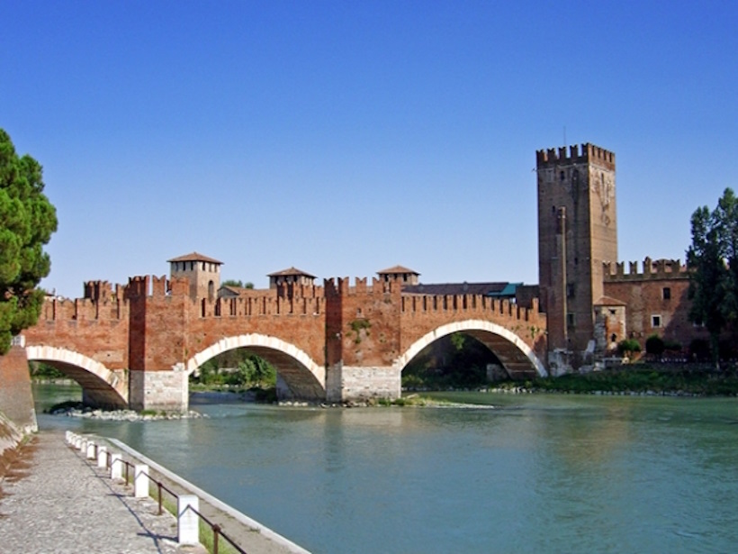 Luoghi memoriabili di Verona: Ponte Scaligero. Dario Canil presenta corsi e seminari Reiki vicino ad Ponte Scaligero, a Dolo (Venezia).