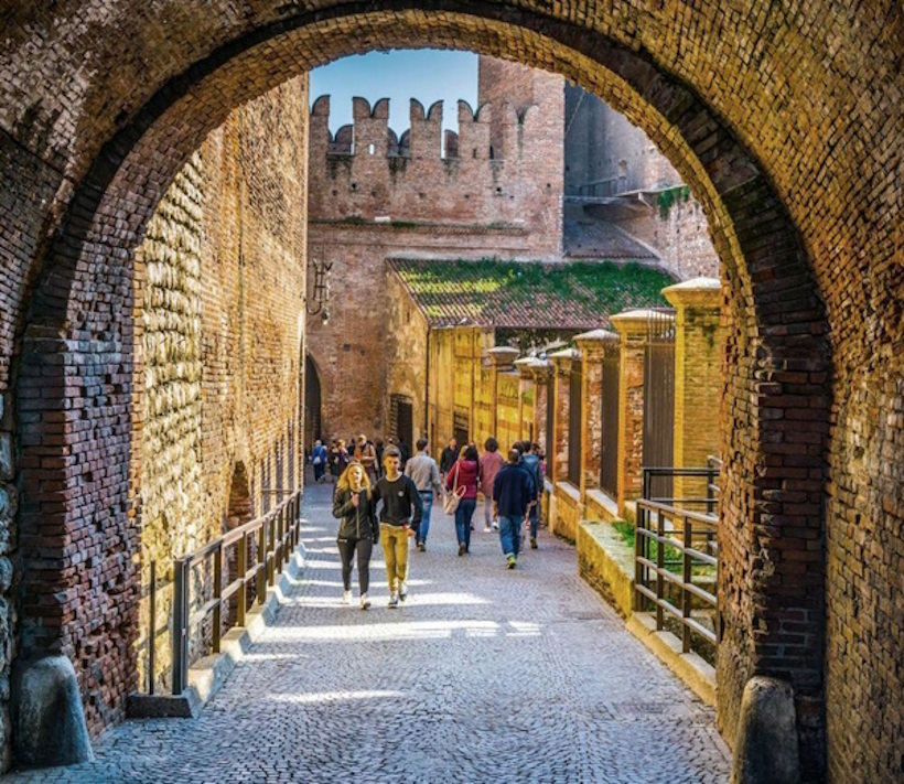Ponte Scaligero di Verona collegato a Castelvecchio. Seminari e corsi Reiki vicino Verona a Dolo Venezia.