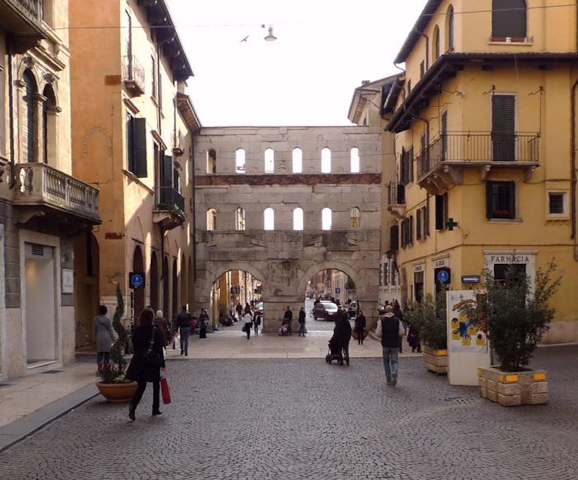 Porta Borsari a Verona. Seminari e corsi Reiki vicino Verona a Dolo Venezia.